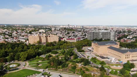 panorámica aérea cinematográfica del horizonte de filadelfia, incluido el parque fairmount, el río en un hermoso día de verano