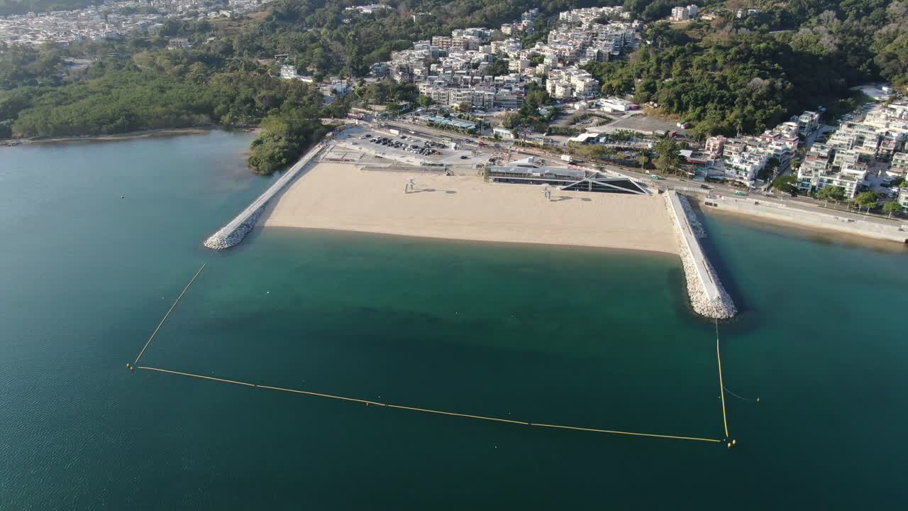 playa pública vacía en hong kong debido a las pautas de bloqueo de covid19, vista aérea
