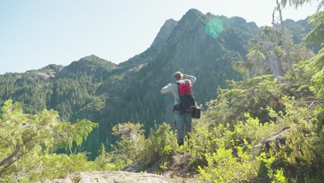 Wanderer-Geht-Kamera-Weg-Und-Betrachtet-Die-Landschaft---Mackenzie-Range,-Vancouver-Island,-BC,-Kanada