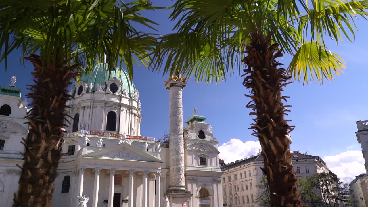 야자나무 사이에 있는 오스트리아 비엔나의 칼스플라츠에 있는 유명한 칼스키르체