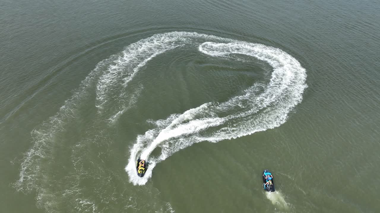 una vista aérea de la bahía de gravesend en brooklyn, nueva york, mientras dos motociclistas disfrutan juntos del hermoso día