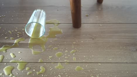 bebida derramada en el suelo de madera
