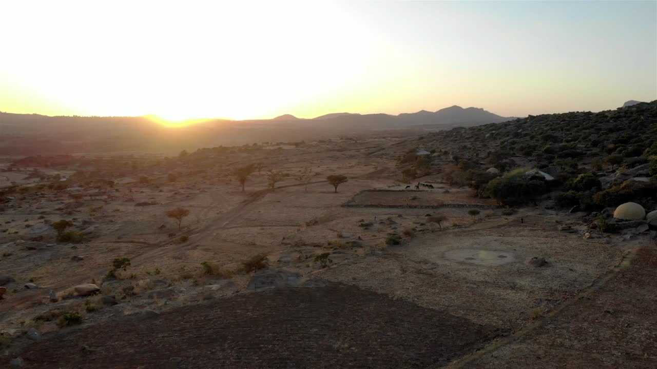 Paesaggio montano desertico dell'Etiopia al tramonto. Riprese aeree.