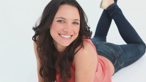 la chica sonríe a la cámara.