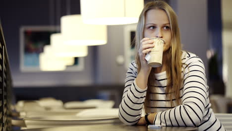 mujer en el café bebiendo té y esperando a alguien