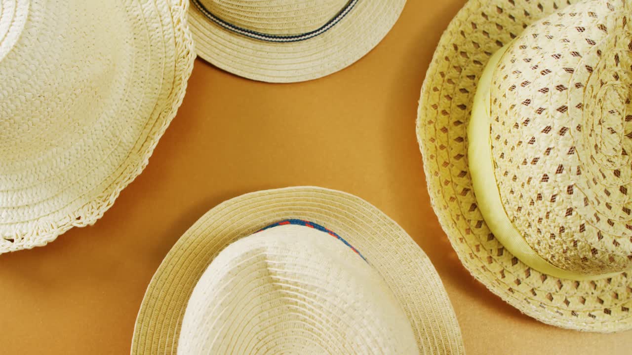 video de un primer plano de sombreros sobre un fondo amarillo