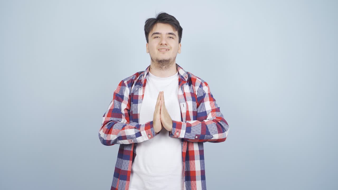 카메라를 쳐다보며 명상하는 남자