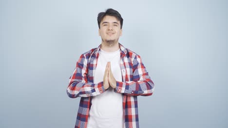 카메라를 쳐다보며 명상하는 남자