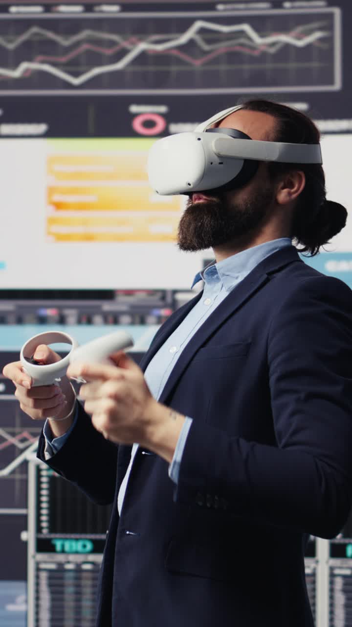 Video verticale. Uomo d'affari moderno utilizza un visore per realtà virtuale in un ambiente digitale.