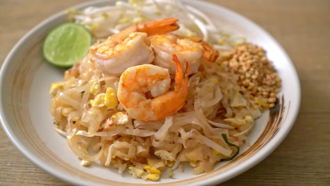 fideos salteados con camarones y brotes o pad thai - estilo de comida asiática