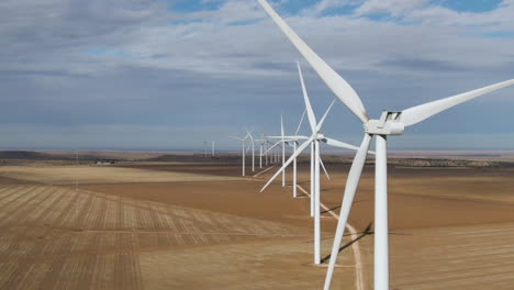 Antena-4k-De-Una-Gran-Línea-De-Turbinas-Eólicas-En-El-Norte-De-Texas-En-Un-Día-Soleado