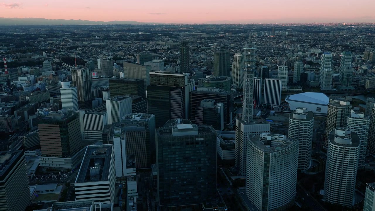 Veduta aerea dall'alto dello skyline di una città moderna e grattacieli al crepuscolo