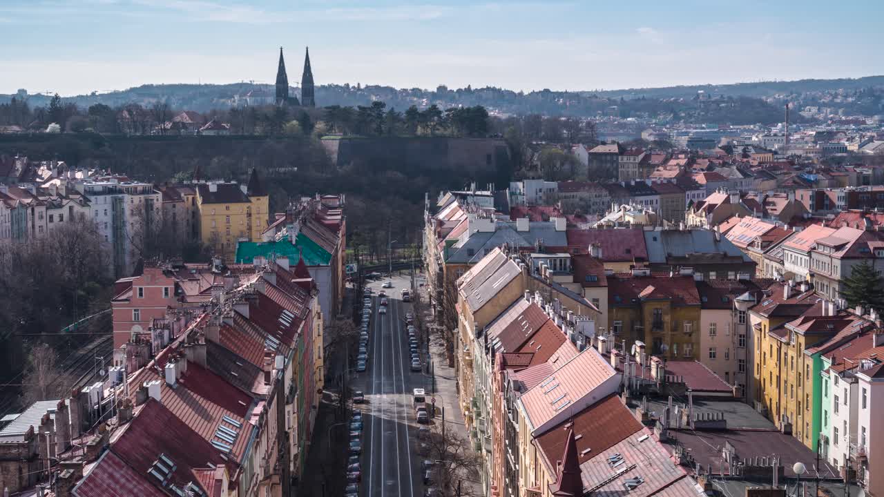 Timelapse della vista di Praga dal Ponte di Nusle con il Castello di Vyšehrad sullo sfondo, statica.