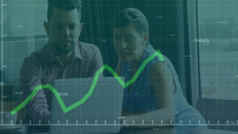 animación del procesamiento de datos estadísticos sobre hombres y mujeres diversos discutiendo sobre computadora portátil en la oficina