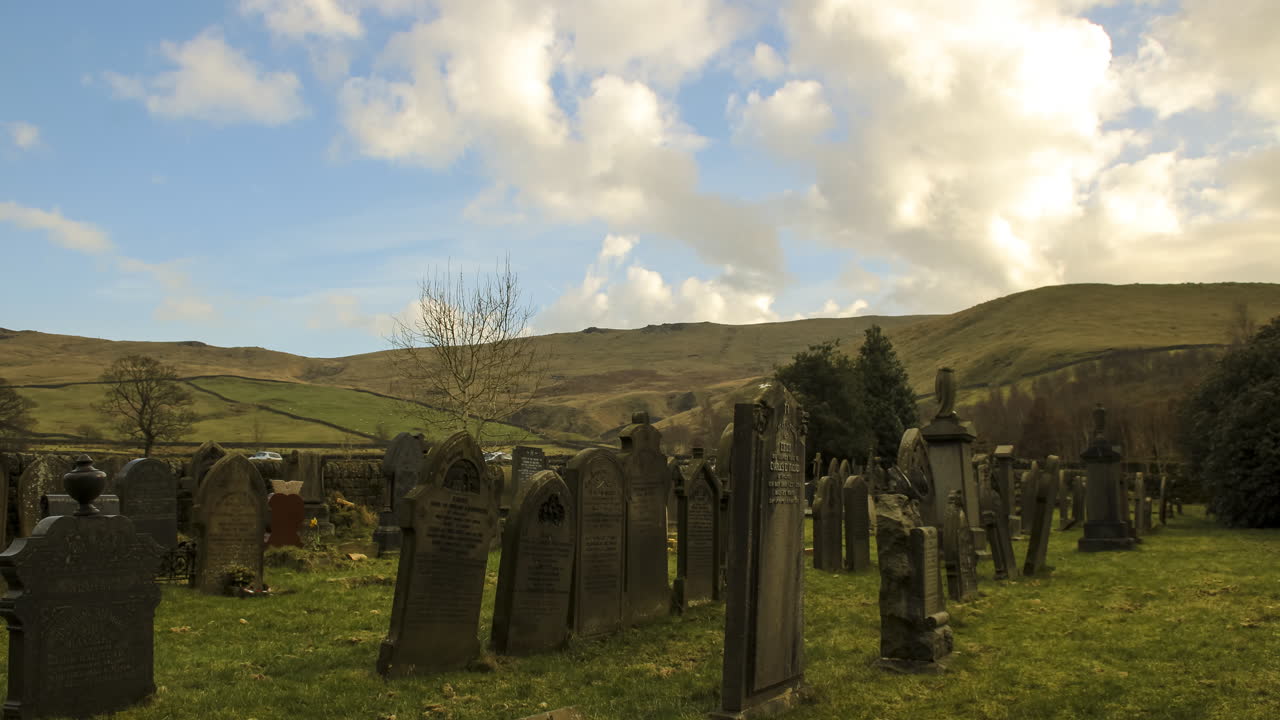 Timelapse de un cementerio tranquilo durante el día en el pequeño pueblo de Todmorden, en la iglesia de Lumbutts