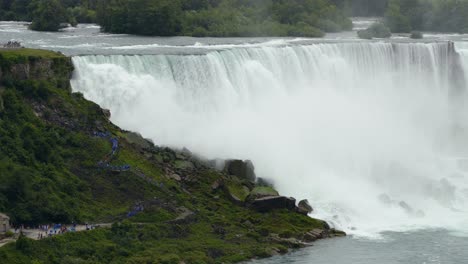 Turistas-Caminando-Por-El-Sendero-De-Las-Famosas-Cataratas-Del-Niágara-Vistas-Desde-Ontario,-Canadá