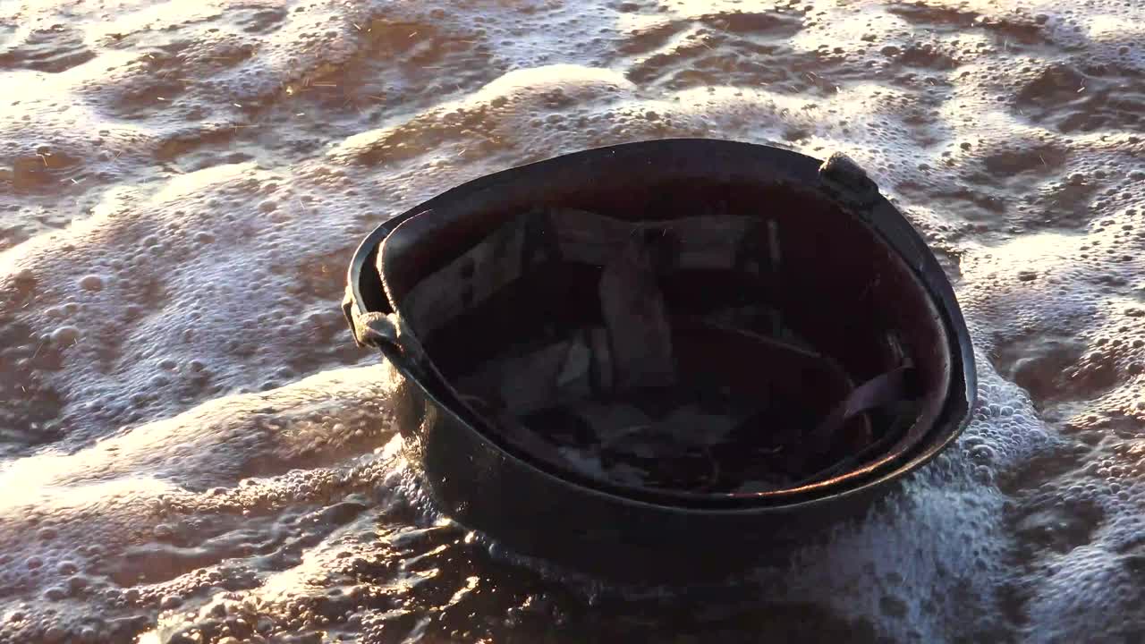 m1헬멧은 제2차 세계대전부터 pasgt헬멧으로 계승된 1985년까지 미군이 사용하던 전투헬멧이다.