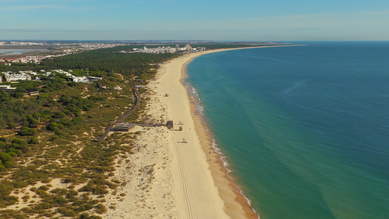 Luftfoto af den solrige, tomme strand Praia Verde nær Monte Gordo, Portugal