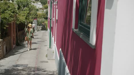 Una-Joven-Fotógrafa-Camina-Por-Las-Calles-De-Capri-Durante-Unas-Vacaciones---02