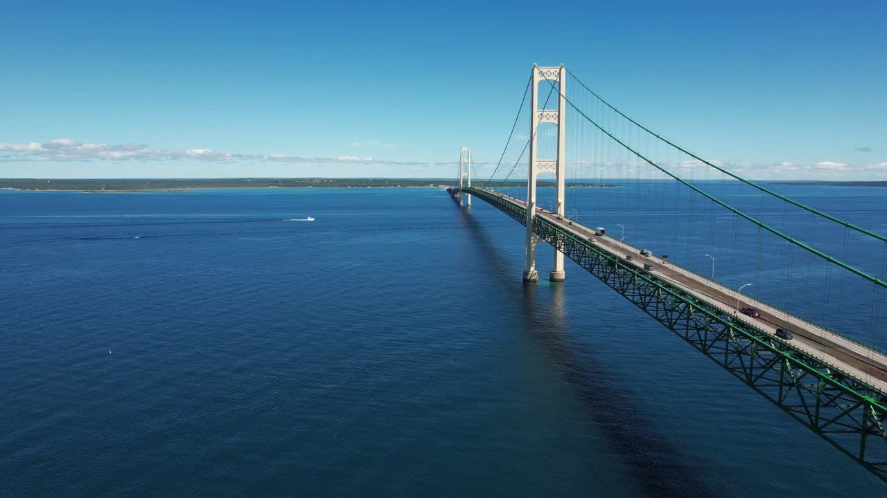 맥키낙 다리는 맥키노 시티와 st-5를 연결하기 위해 맥키노 해협을 가로질러 5마일을 뻗어 있습니다.