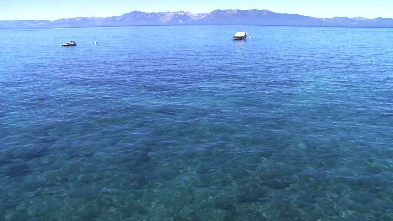 레이크 타호 네바다의 맑은 바닷물의 광각 전망