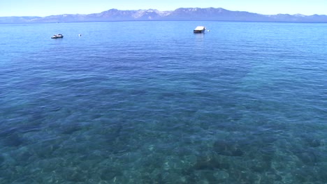 Una-Vista-De-Gran-Angular-De-Las-Aguas-Cristalinas-Del-Lago-Tahoe-Nevada.