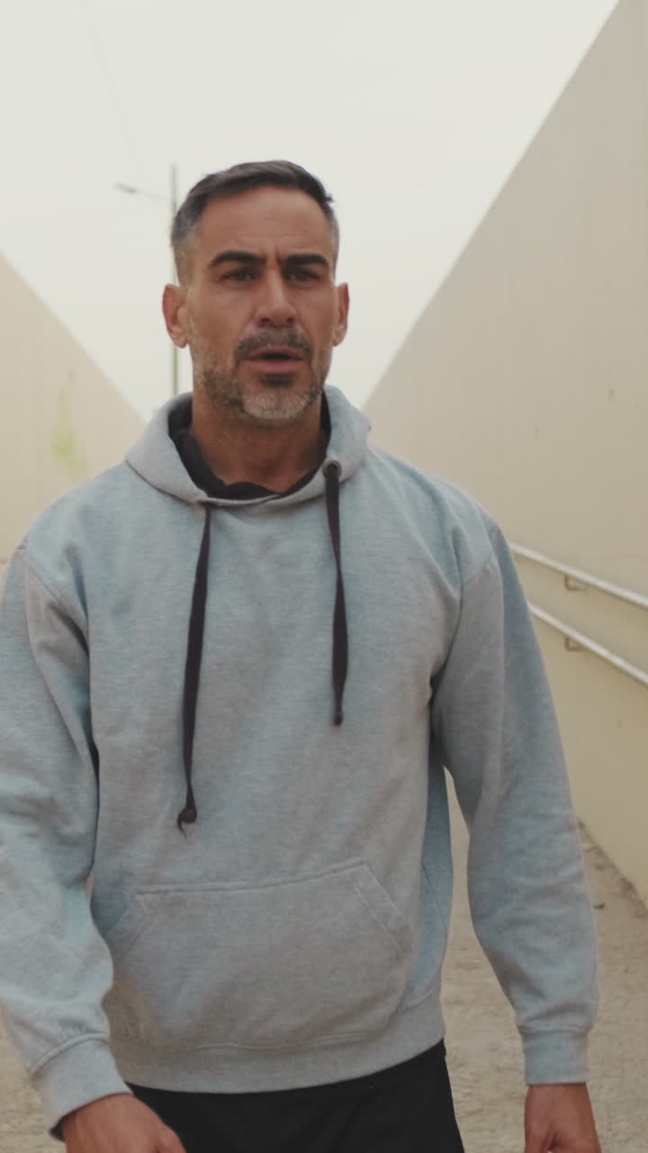 Un uomo cammina attraverso un tunnel
