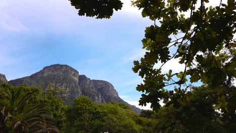 Beautiful-Table-Mountain-in-Cape-Town,-South-Africa-on-a-sunny-day