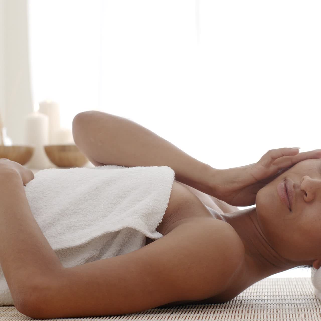 그녀의 얼굴을 만지고 젊은 모델