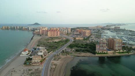 Luftbild-Der-Stadt-La-Manga,-In-La-Manga-Del-Mar-Menor-Murcia-Beeindruckender-Blick-Auf-Die-Gebäude-Und-Strände-Des-Marinas-Goldene-Stunde