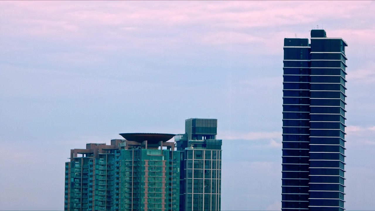 Timelapse do horizonte da cidade de Bangkok, apresentando arranha-céus modernos, ruas movimentadas e movimento urbano dinâmico durante o dia