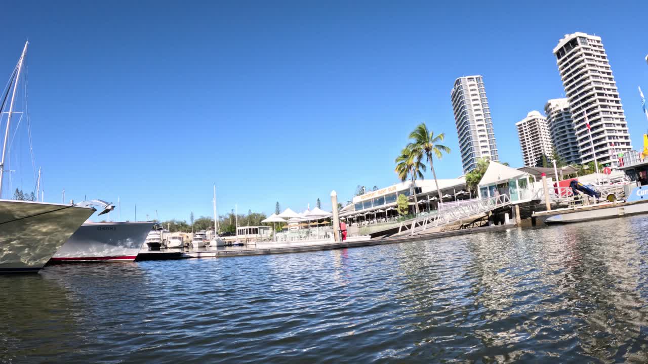 시내 스카이 라인 과 도크 를 지나가는 경치 좋은 보트 타기