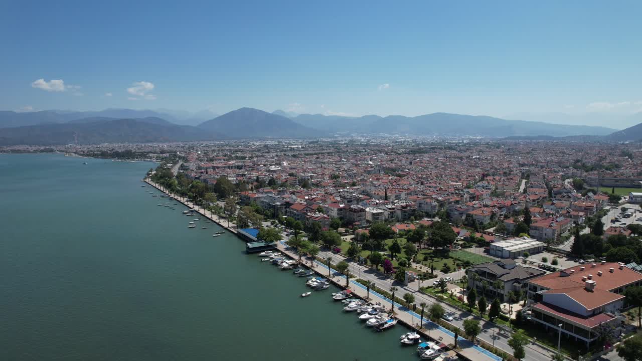 Ripresa con drone della città di Fethiye con lungomare e automobili nella Riviera turca