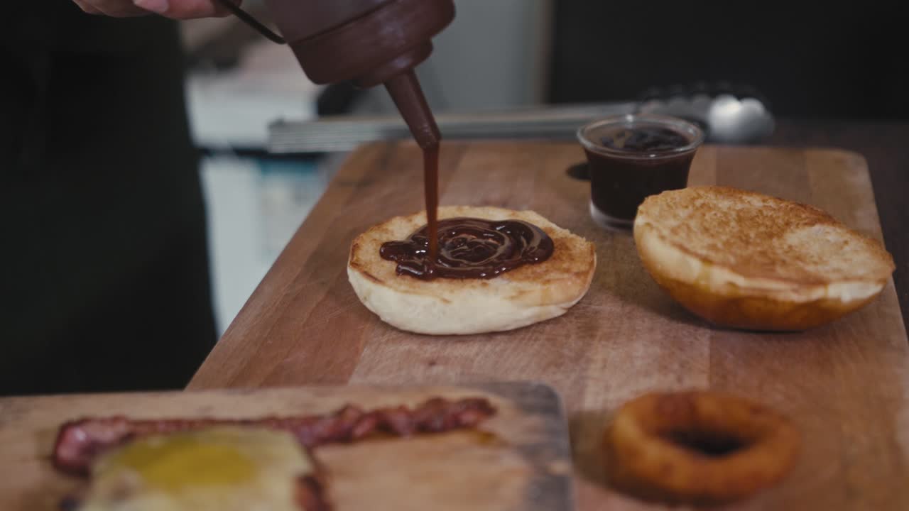estoy preparando una hamburguesa gourmet.