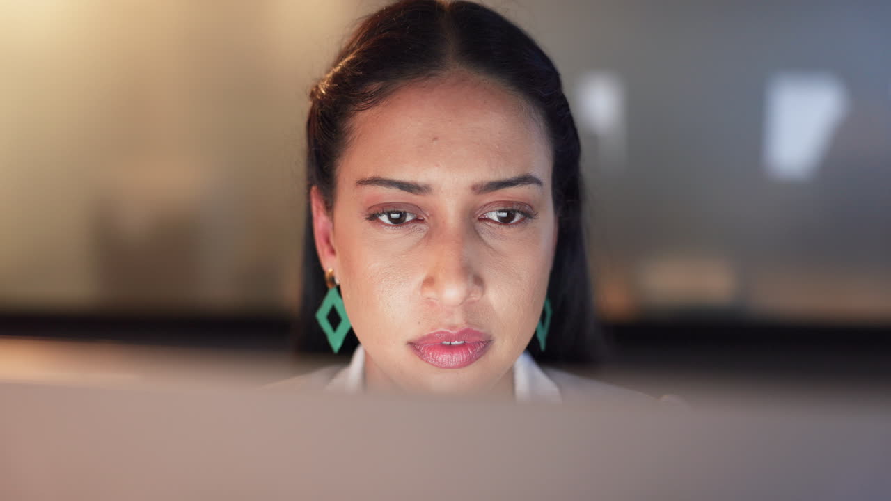 lectura, noche y mujer de negocios en la oficina