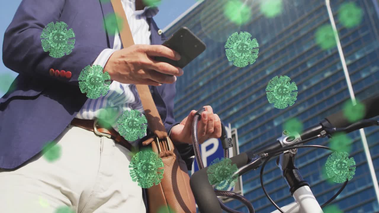 코로나19 세포의 애니메이션 - 야외에서 스마트폰을 사용하여 자전거와 함께 얼굴 마스크를 착용하는 아시아인