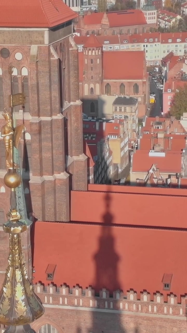 Statua di angelo dorato in cima a un edificio a Danzica, Polonia, durante il giorno.