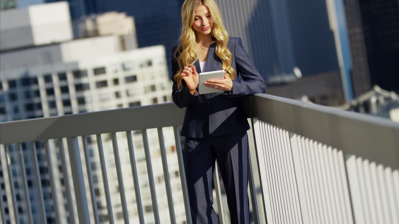 옥상에서 태블릿을 사용하는 백인 여성 비즈니스 컨설턴트