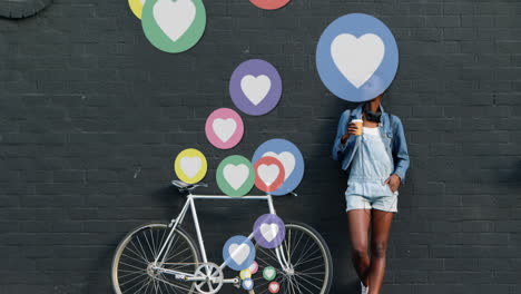 mujer negra bebiendo café al lado de una bicicleta 4k