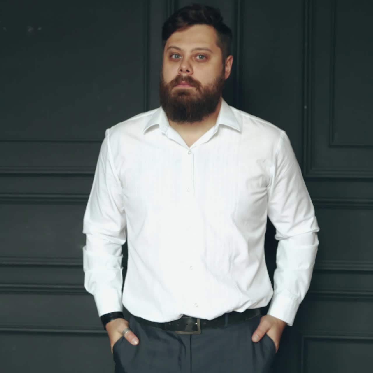 hombre brutal en el estudio