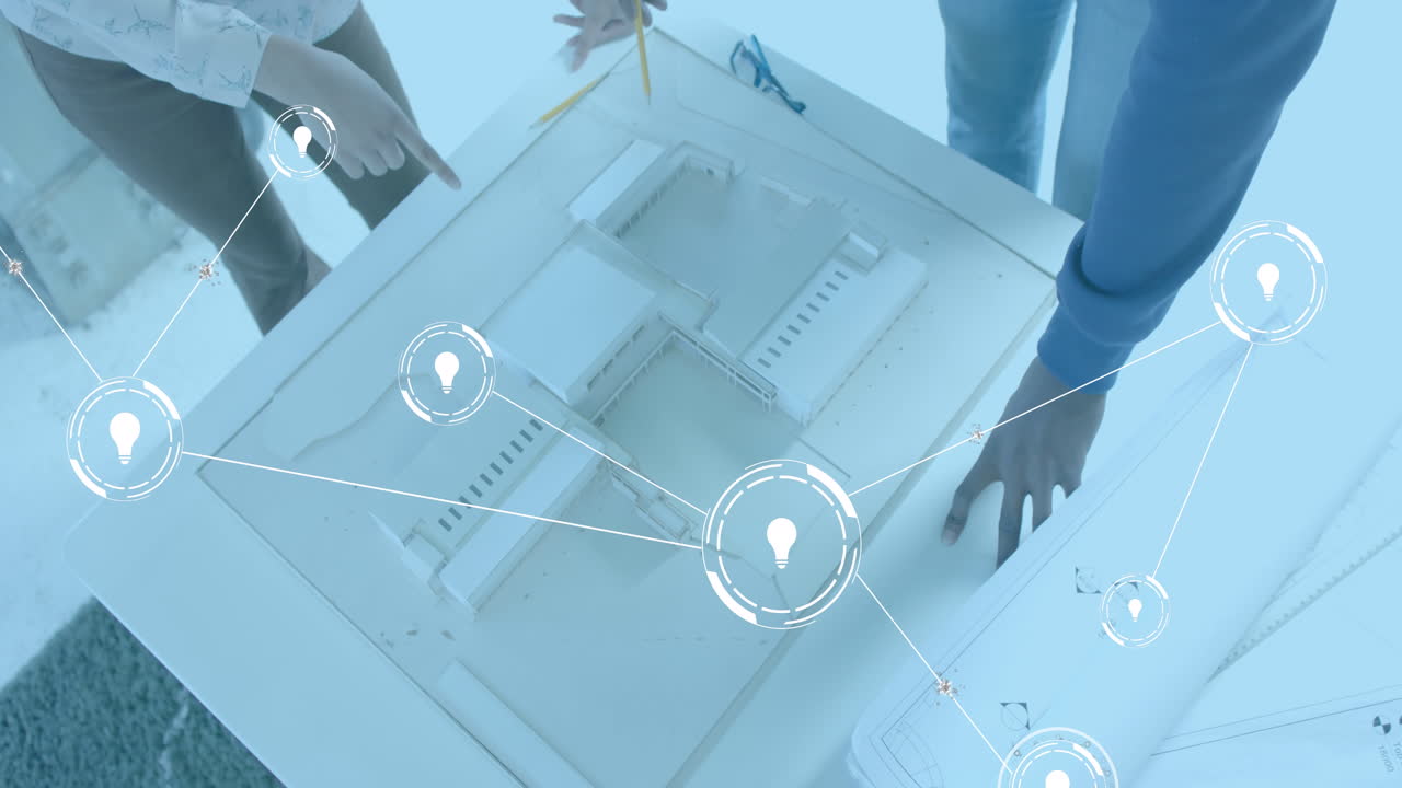 사무실에서 청사진을 가진 다양한 동료에 대한 전구 아이콘의 애니메이션