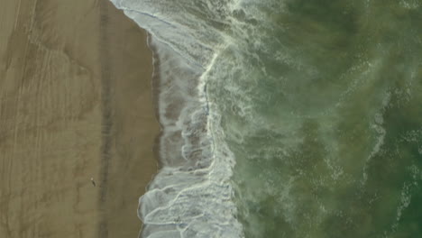 Aerial-Dolly-Shot-Mit-Blick-Auf-Die-Wellen-Am-Sandstrand