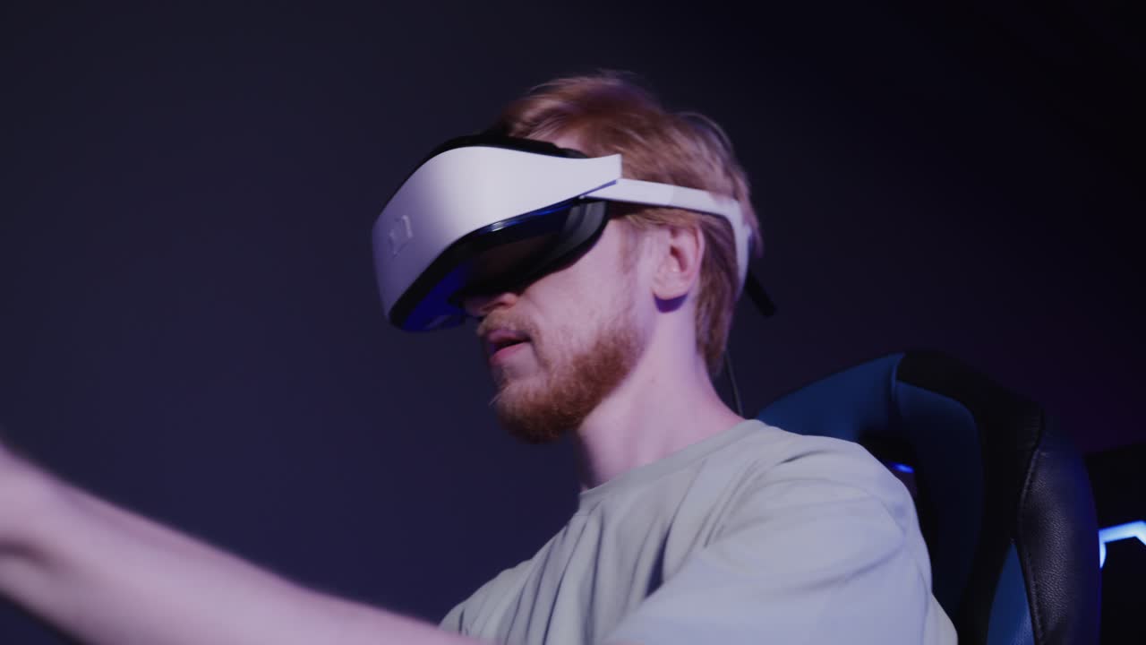 persona que lleva auriculares de VR