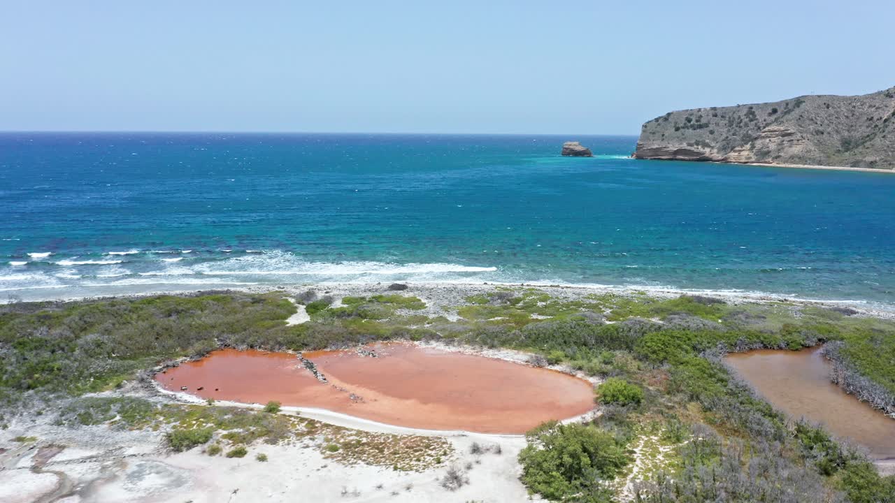 costa de isla cabra con laguna rosa y cabo de montecristi al fondo, república dominicana