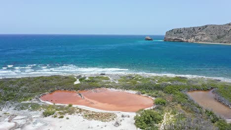 Küste-Der-Isla-Cabra-Mit-Rosafarbener-Lagune-Und-Montecristi-Landzunge-Im-Hintergrund,-Dominikanische-Republik