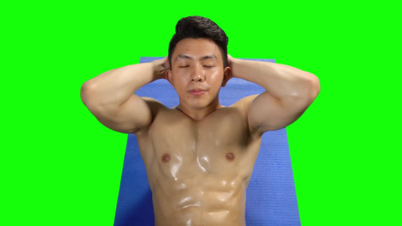 근육질의 몸을 가진 잘생긴 남자가 앉아서