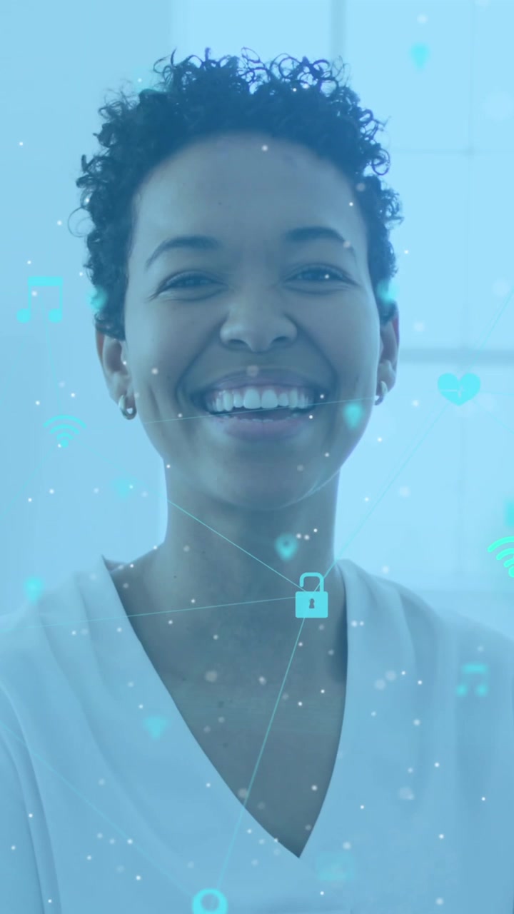 Animazione dell'elaborazione dati su una donna d'affari afroamericana sorridente in ufficio