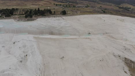 antenne von weißen travertin-terrassen thermalbecken in pamukkale türkei hierapolis im hintergrund drohne