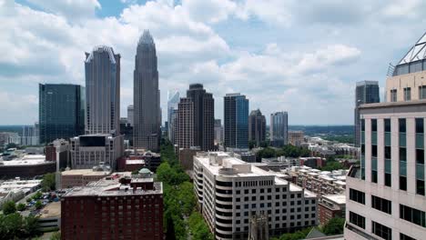 Vuelo-Aéreo-Por-Edificios-En-El-Horizonte-De-Charlotte-Nc,-Charlotte-Carolina-Del-Norte