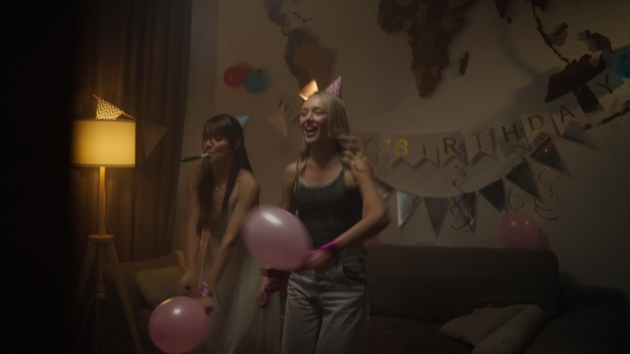 chicas celebrando su cumpleaños en casa.